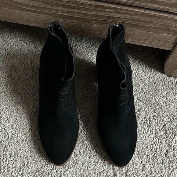 BRAND NEW UGG BLACK SUEDE ANKLE BOOTS SIZE 6 - Picture 2 of 6